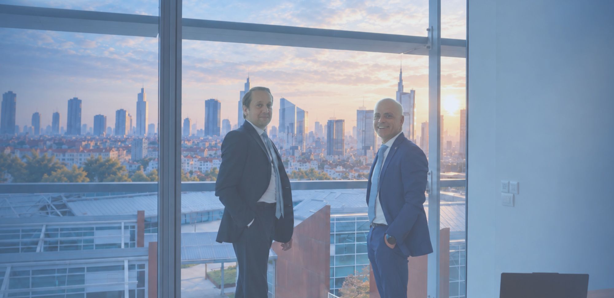 Francesco Tancredi e Michele Paolino in ufficio, con lo skyline di Milano sullo sfondo